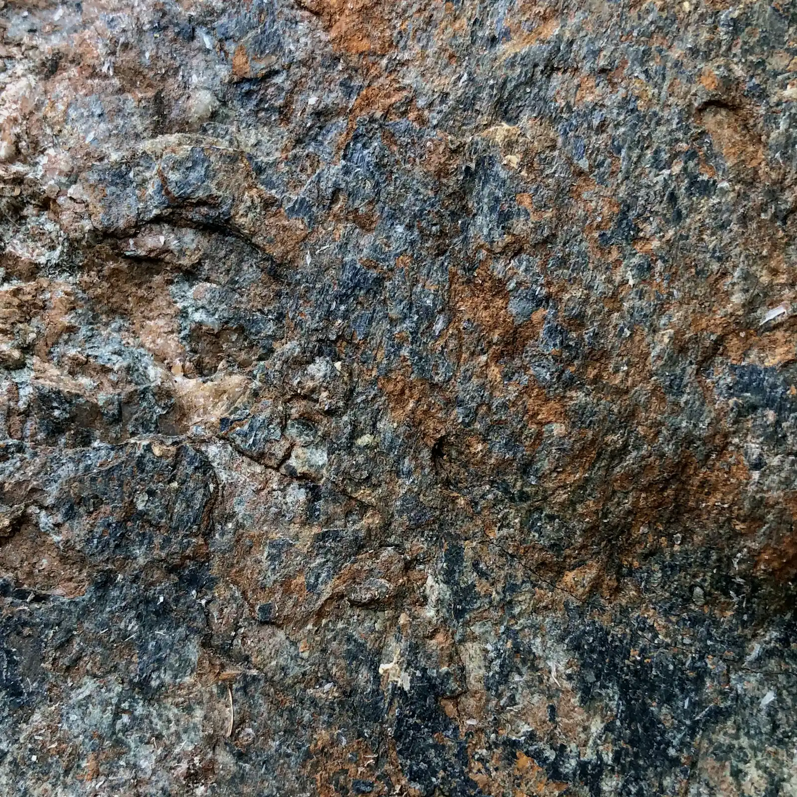 Texture de pierre naturelle brute avant restauration – surface en granit ou marbre destinée à la réparation et au polissage Clermont-ferrand et ses alentours