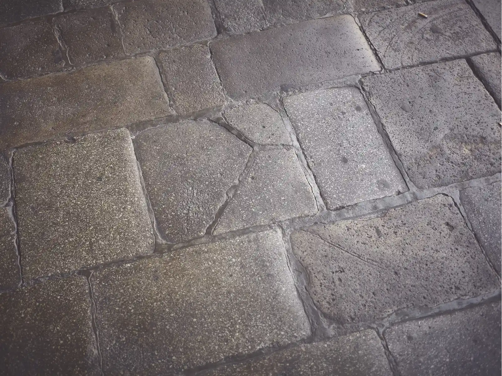 Dallage extérieur en Dekton imitation pierre naturelle – surface résistante aux intempéries, idéale pour terrasses et aménagements extérieurs Clermont-Ferrand et ses alentours